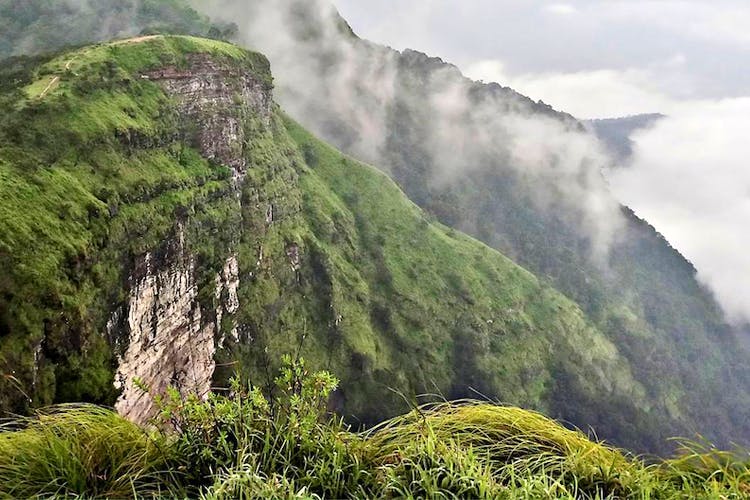 Mountainous landforms,Highland,Natural landscape,Nature,Mountain,Vegetation,Hill station,Hill,Atmospheric phenomenon,Wilderness