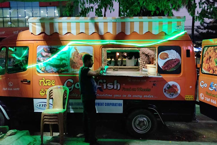 Food truck,Truck,Vehicle,Fast food,Take-out food,Street food,Hot dog stand,Car,Friterie