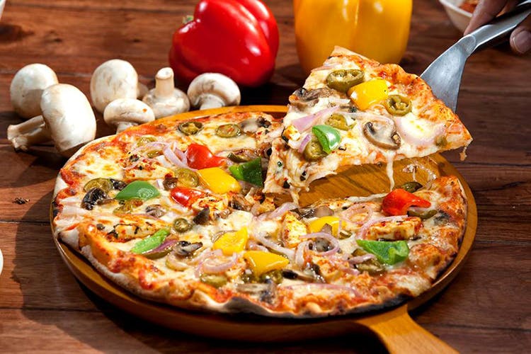 Dish,Food,Cuisine,Pizza,Pizza cheese,California-style pizza,Ingredient,Comfort food,Produce,Italian food