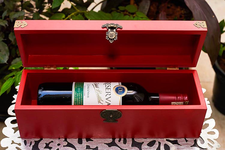 Box,Wine bottle,Bottle,Rectangle,Fountain pen,Packaging and labeling,Home accessories