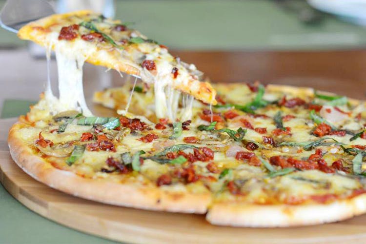 Dish,Food,Cuisine,Pizza cheese,Pizza,California-style pizza,Ingredient,Flatbread,Tarte flambée,Italian food