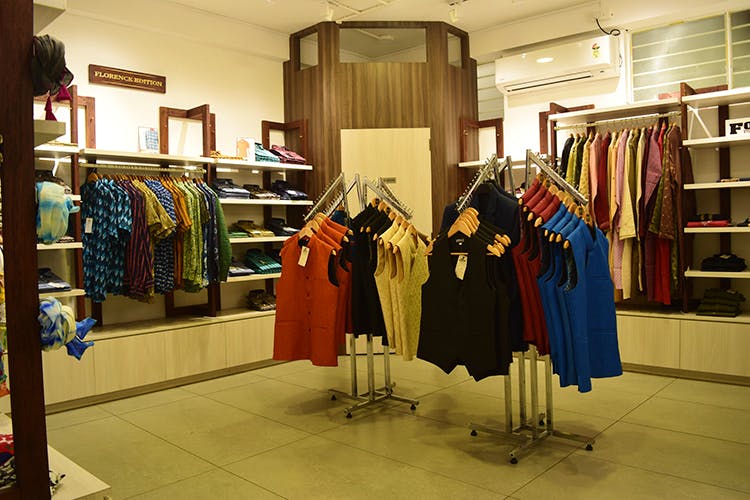 Boutique,Outlet store,Room,Outerwear,Retail,Building,Clothes hanger,Wardrobe,Shelf,Flooring