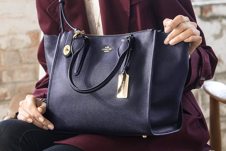 Bag,Handbag,Fashion accessory,Purple,Leather,Beauty,Brown,Shoulder bag,Street fashion,Shoulder