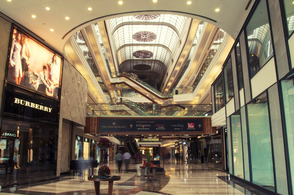 Building,Shopping mall,Lobby,Architecture,Arcade,Metropolitan area,Interior design,City,Ceiling,Metropolis