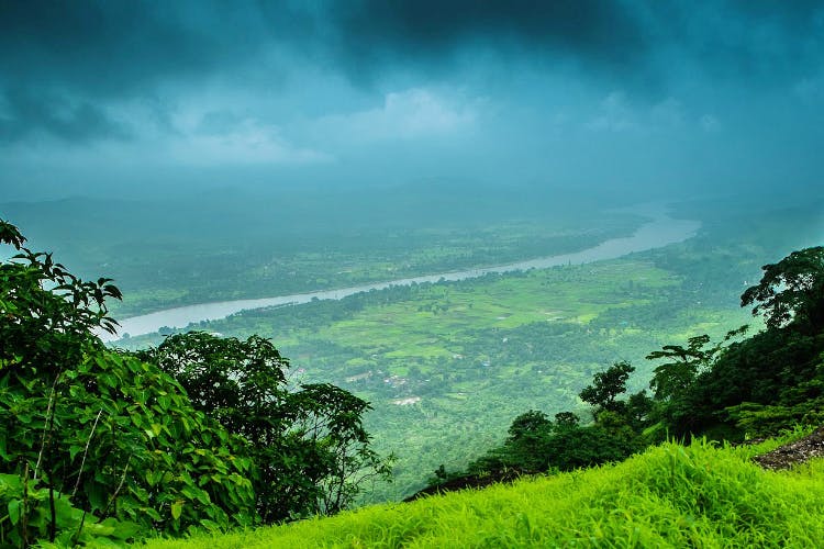 Sky,Green,Nature,Natural landscape,Vegetation,Cloud,Atmospheric phenomenon,Grassland,Blue,Hill