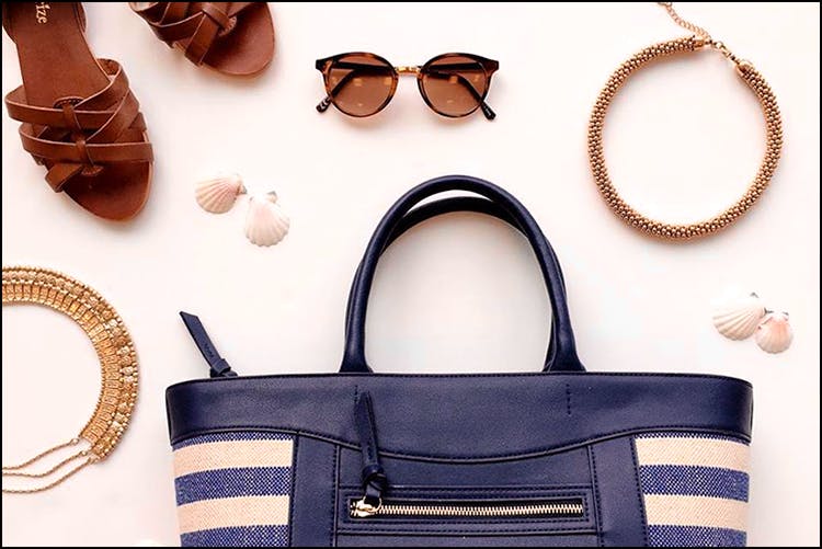 Bag,Handbag,Eyewear,Fashion accessory,Brown,Leather,Shoulder,Fashion,Shoulder bag,Glasses