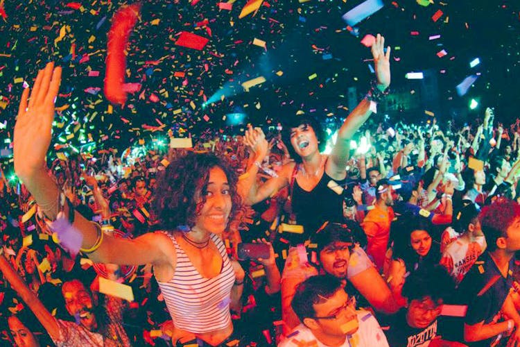 Crowd,Event,Disco,Nightclub,Party,Fête,Fun,Confetti,Audience