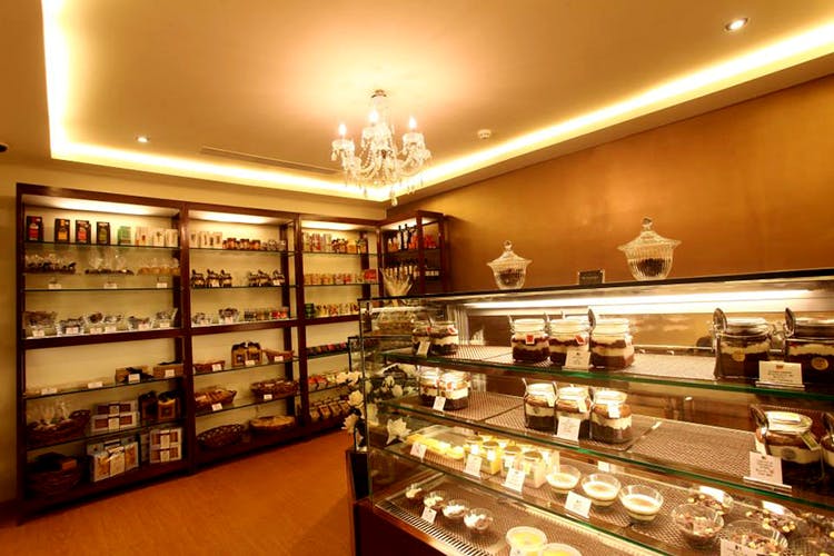 Display case,Building,Retail,Interior design,Bakery,Pâtisserie,Outlet store