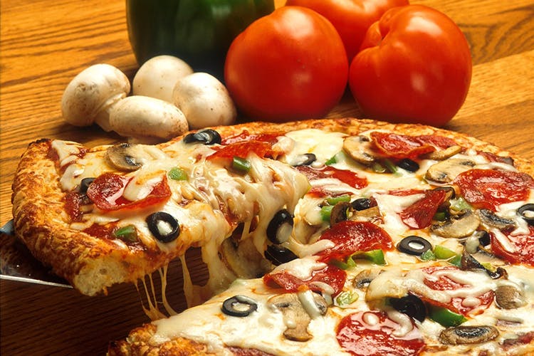Dish,Food,Cuisine,Pizza,Pizza cheese,Ingredient,California-style pizza,Flatbread,Italian food,Tarte flambée