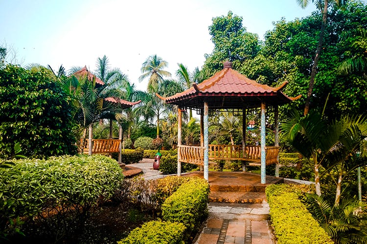 Gazebo,Botanical garden,Garden,Botany,Pavilion,Tree,Building,Real estate,House,Architecture