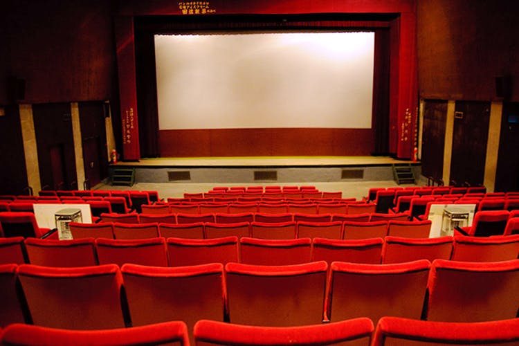 Auditorium,Theatre,Stage,heater,Movie theater,Projection screen,Stage is empty,Performing arts center,Building,Movie palace