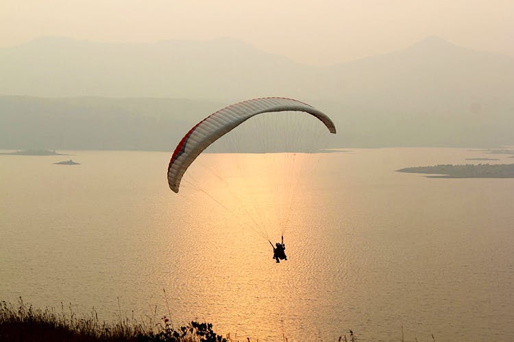 Paragliding,Air sports,Parachute,Sky,Atmospheric phenomenon,Parachuting,Horizon,Morning,Windsports,Cloud
