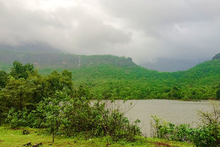 Hill station,Nature,Highland,Vegetation,Green,Mountainous landforms,Mountain,Hill,Sky,Natural landscape