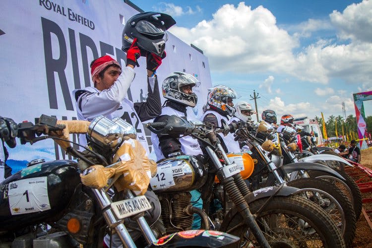 Motorcycle racer,Motorcycle,Motor vehicle,Enduro,Vehicle,Motorcycling,Motorcycle racing,Transport,Supermoto,Automotive tire