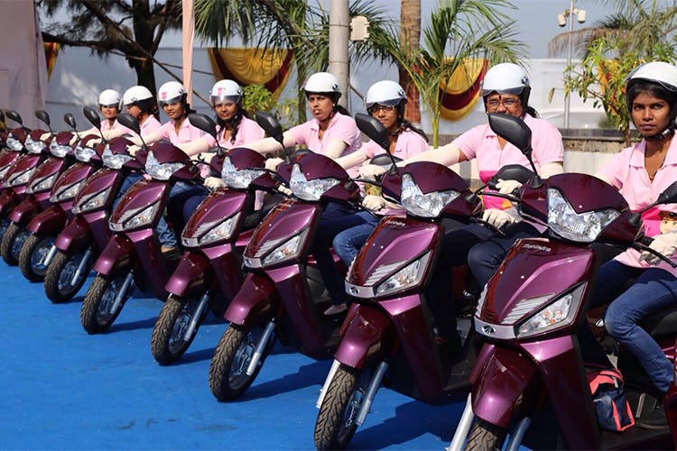 Motor vehicle,Vehicle,Scooter,Motorcycle,Team,Motorcycling,Helmet,Car,Wheel