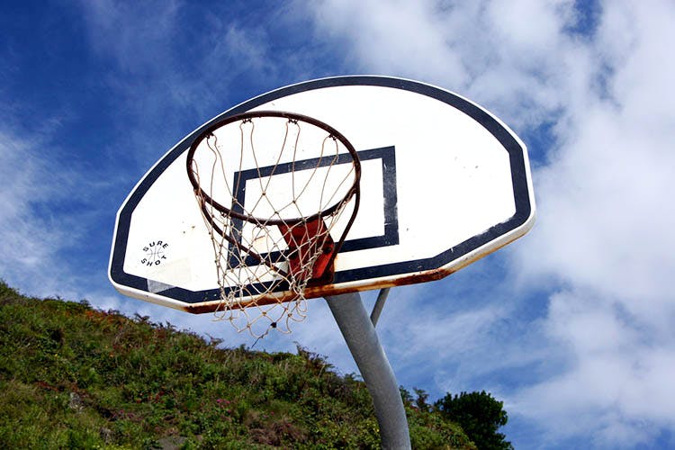 Basketball court,Basketball,Basketball hoop,Streetball,Sky,Team sport,Basketball,Sport venue,Leisure,Ball game