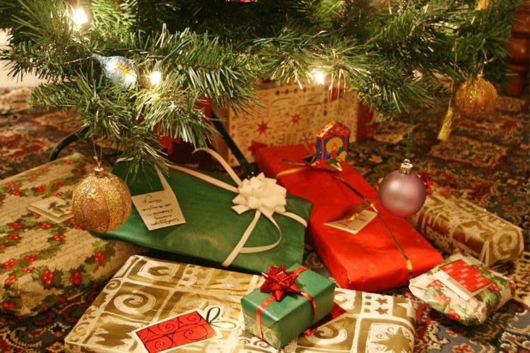 Christmas ornament,Christmas,Christmas tree,Christmas decoration,Christmas eve,Tree,Tradition,Present,Gift wrapping,Ornament