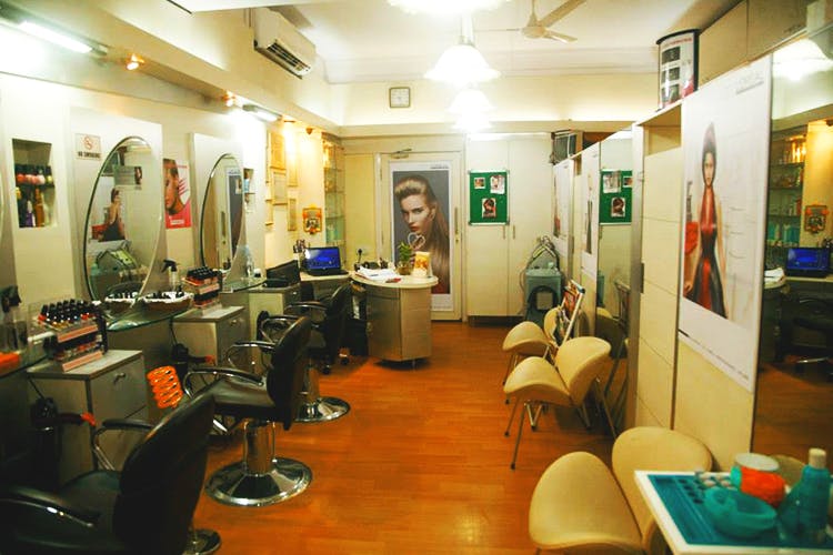 Beauty salon,Salon,Building,Room,Interior design,Service,Office,Waiting room,City,Barber chair