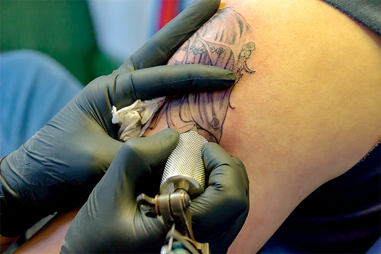 Tattoo,Arm,Joint,Skin,Tattoo artist,Hand,Pain,Leg,Flesh,Temporary tattoo