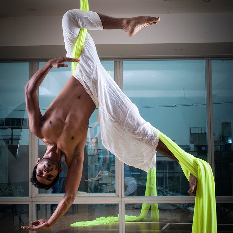 Acrobatics,Performance,Performance art,Aerialist,Arm,Choreography,Leg,Muscle,Barechested,Human body