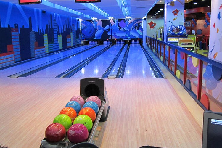 Bowling,Ten-pin bowling,Bowling pin,Bowling equipment,Bowling ball,Ball,Duckpin bowling,Bowler,Skittles (sport),Leisure centre