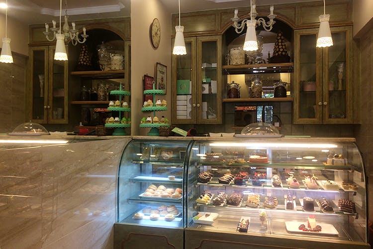 Bakery,Display case,Building,Pâtisserie,Pastry,Cafeteria