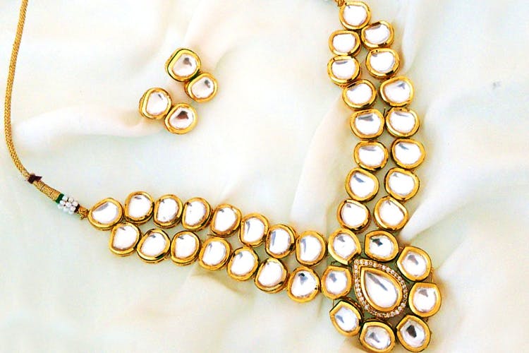 Jewellery,Body jewelry,Fashion accessory,Necklace,Pearl,Gemstone,Gold,Chain,Metal