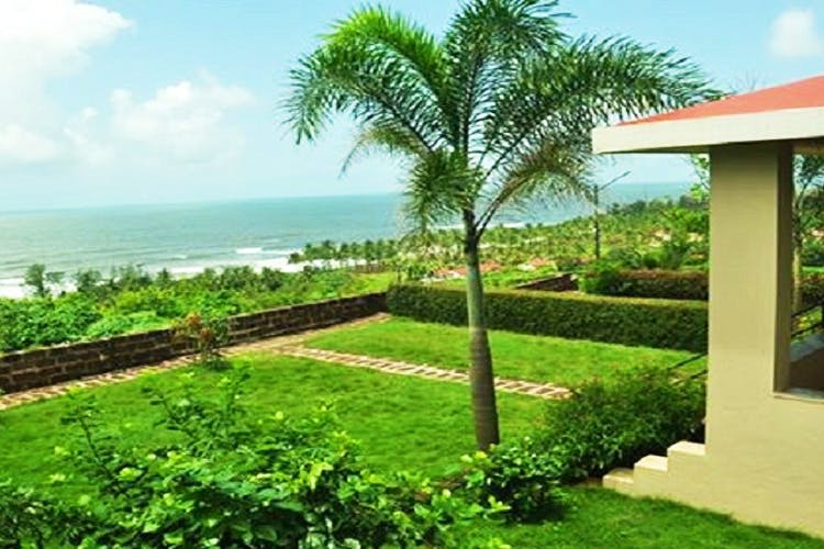 Property,Vegetation,Natural landscape,Resort,Real estate,Grass,Tree,House,Land lot,Palm tree