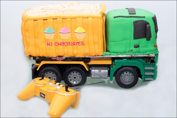 Garbage truck,Vehicle,Truck,Transport,Mode of transport,Yellow,Toy,Playset