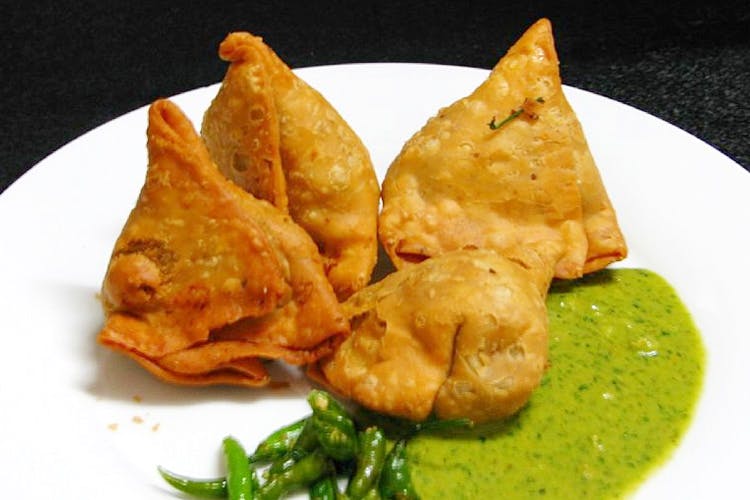 Dish,Food,Cuisine,Fried food,Ingredient,Produce,Wonton,Crab rangoon,Samosa,Pakora