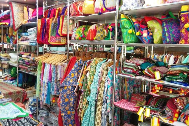 Bazaar,Selling,Marketplace,Market,Public space,Product,Human settlement,Textile,Flea market,Retail