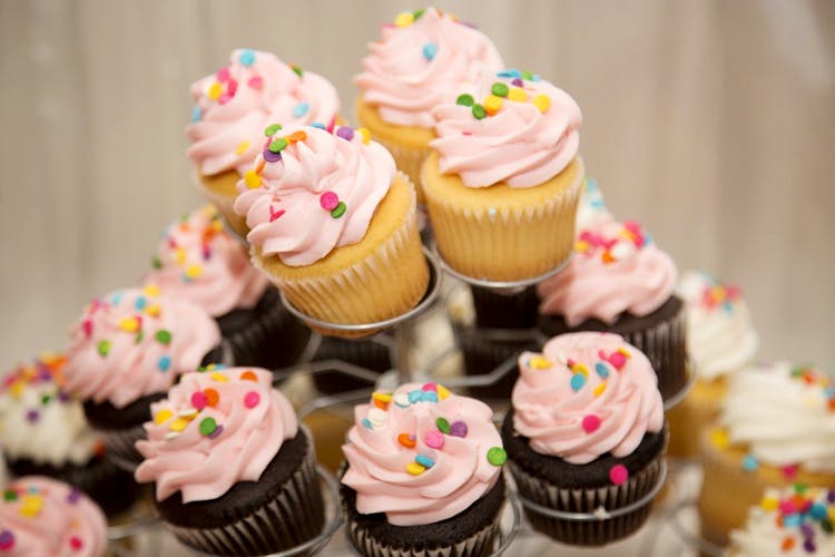 Buttercream,Cupcake,Food,Icing,Dessert,Sweetness,Cake,Cake decorating,Baking,Sprinkles