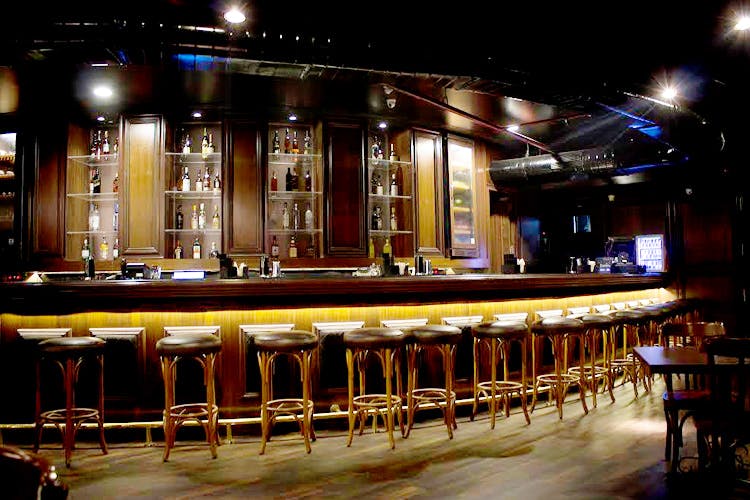 Drinking establishment,Bar,Building,Pub,Restaurant,Tavern,Room,Table,Night,Café