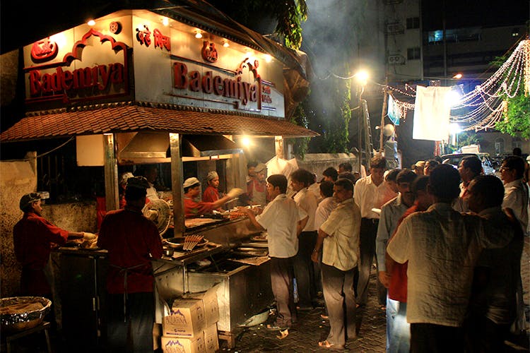 Street food,Night,Yatai,Dai pai dong,Event,Crowd,Stall,Building,Market,Cuisine