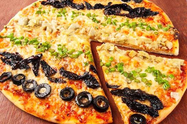 Dish,Food,Cuisine,Pizza,Pizza cheese,Ingredient,California-style pizza,Manakish,Flatbread,Garnish