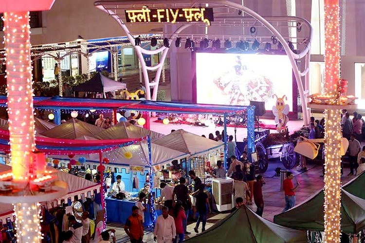 Event,Fun,Building,Fair,Leisure,Shopping mall,Night,City,Crowd