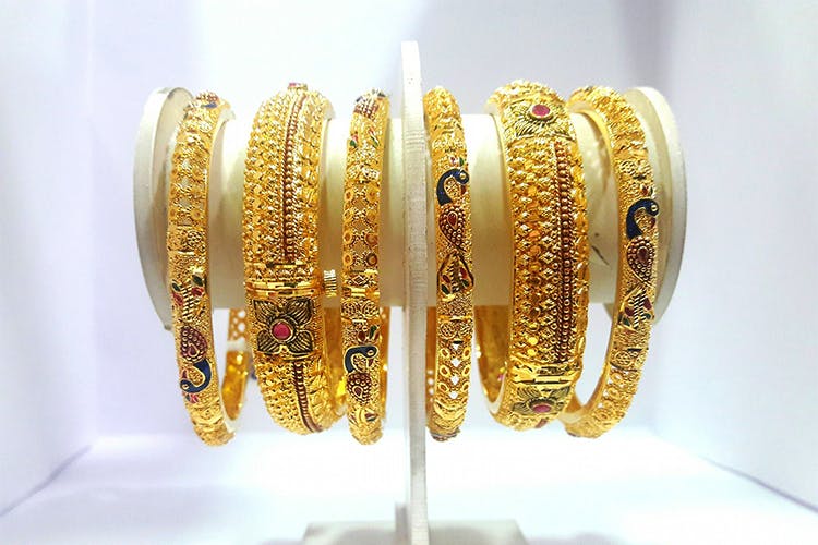 Bangle,Jewellery,Gold,Fashion accessory,Metal,Bracelet,Body jewelry