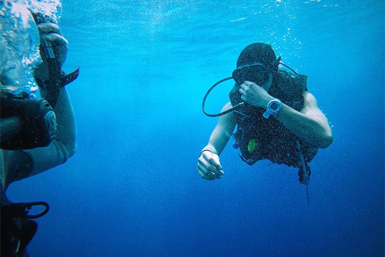 Scuba diving,Underwater diving,Underwater,Water,Divemaster,Blue,Recreation,Snorkeling,Diving equipment,Organism