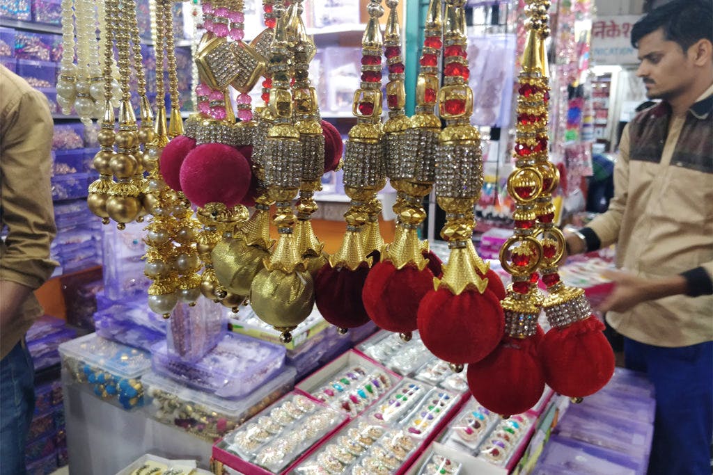 Bazaar,Public space,Human settlement,Selling,Market,City,Fashion accessory,Metal,Jewellery,Gold