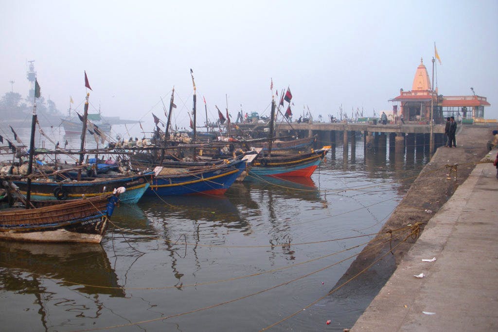 Water transportation,Boat,Vehicle,Morning,Mode of transport,Waterway,Fishing vessel,Watercraft,Harbor,River