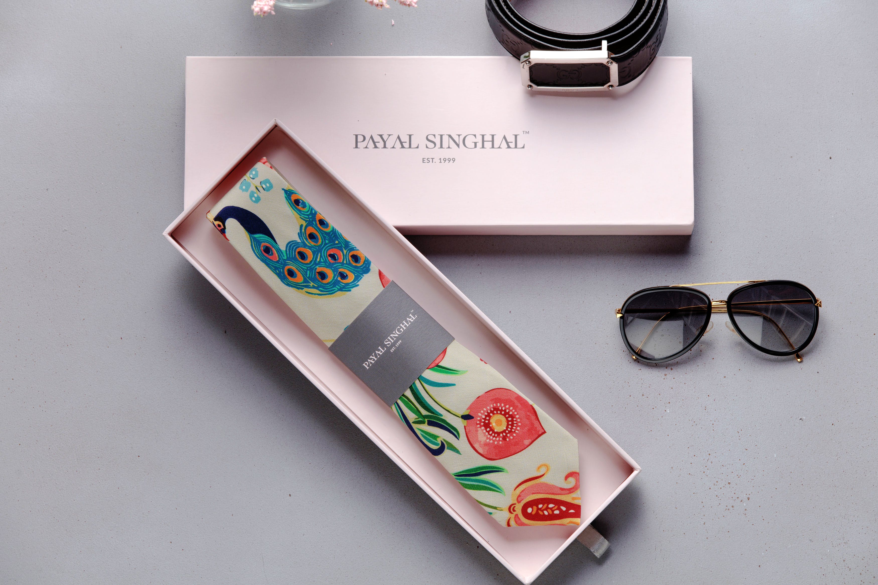 Eyewear,Glasses,Product,Sunglasses,Material property,Font,Vision care,Fashion accessory,Rectangle