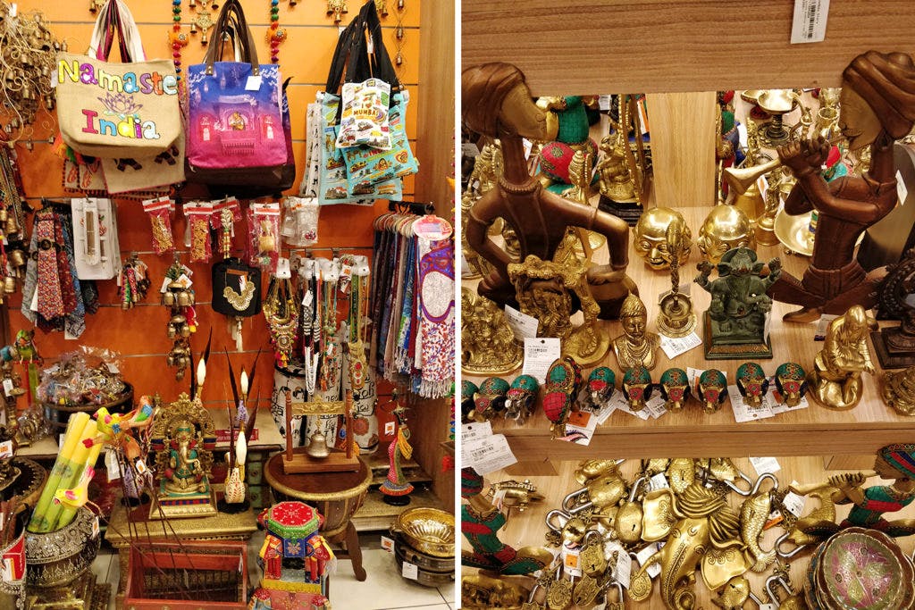 Bazaar,Public space,Collection,Souvenir,Market,Antique,Art,Fashion accessory,Marketplace,City