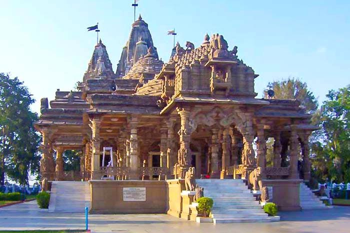 Hindu temple,Temple,Place of worship,Landmark,Building,Architecture,Shrine,Historic site,Temple,Facade