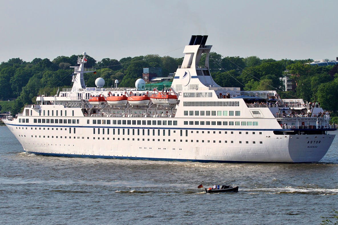 Vehicle,Water transportation,Cruise ship,Ship,Passenger ship,Ferry,Motor ship,Boat,Watercraft,Cruiseferry