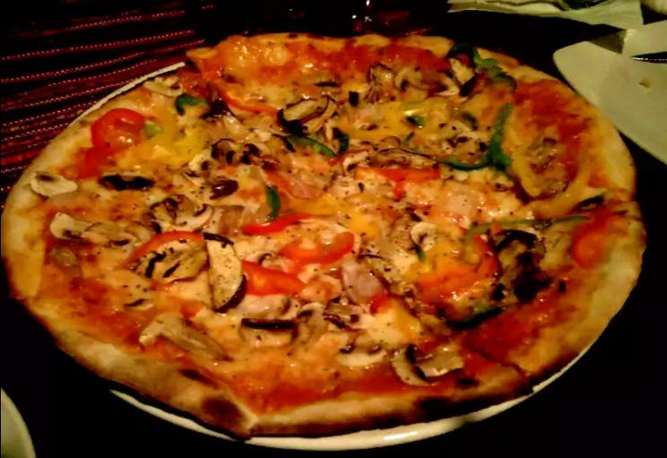 Dish,Pizza,Food,Cuisine,Pizza cheese,California-style pizza,Flatbread,Ingredient,Sicilian pizza,Tarte flambée