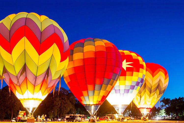 Hot air balloon,Hot air ballooning,Air sports,Balloon,Recreation,Vehicle,Sky,Fun,Air travel,Party supply