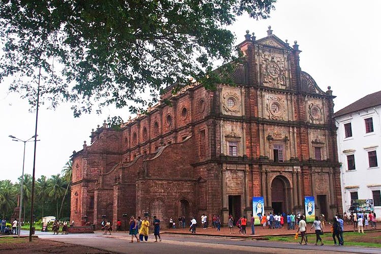 Landmark,Building,Architecture,Town,City,Medieval architecture,Tree,Facade,Tourism,Church