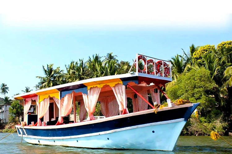 Water transportation,Boat,Vehicle,Transport,Waterway,Tourism,Leisure,Watercraft,Vacation,River